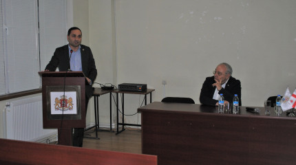 ფონდის გენერალური დირექტორის შეხვედრა სოხუმის უნივერსიტეტში 